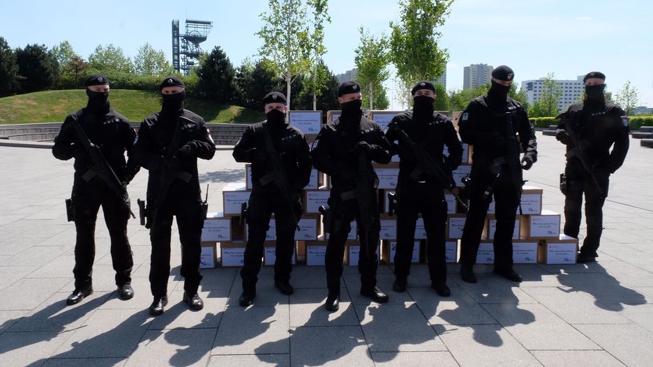 Koronawirus w Polsce. Rzecznik PO Jan Grabiec skrytykował obecność funkcjonariuszy na konferencji w Katowicach