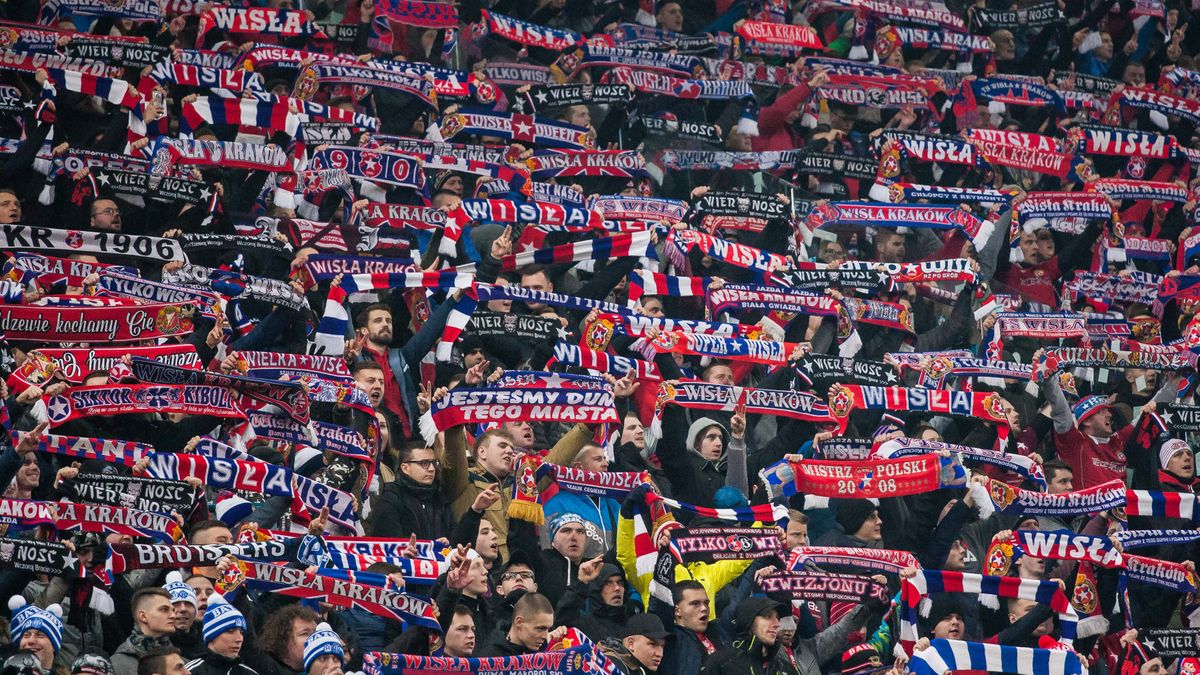 Newspix / BARTEK ZIOLKOWSKI / FOKUSMEDIA / Na zdjęciu: kibice Wisły Kraków