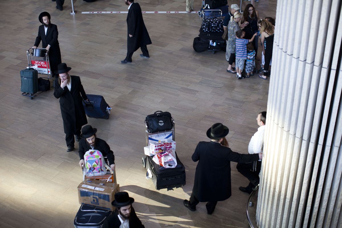 Ortodoksyjni Żydzi na lotnisku