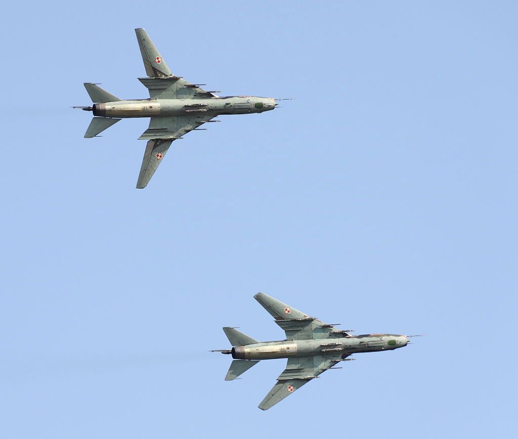Samoloty Su-22 ze skrzydłami w różnym położeniu