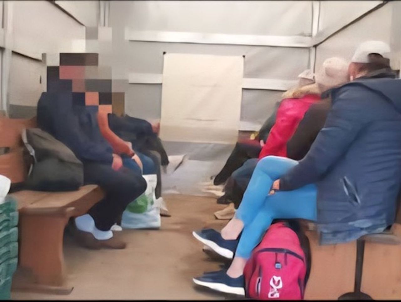 Raciborów: Kierowca mercedesa wiózł 9 pasażerów "na pace". Wpadł, bo przekroczył prędkość