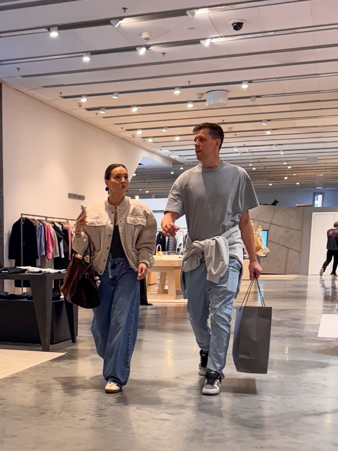 Wojciech Szczęsny na zakupach z Mariną u boku