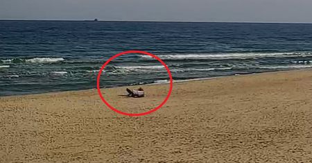 Była 9:21. Pusta plaża i samotny parawan. Ujęcie znad Bałtyku