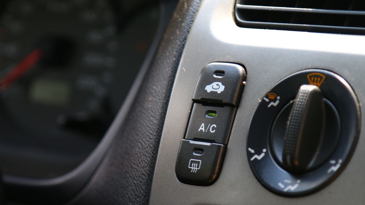 Niektórzy kierowcy nie zwracają uwagi na sposób używania klimatyzacji, a ma ona duży wpływ na jej żywotność