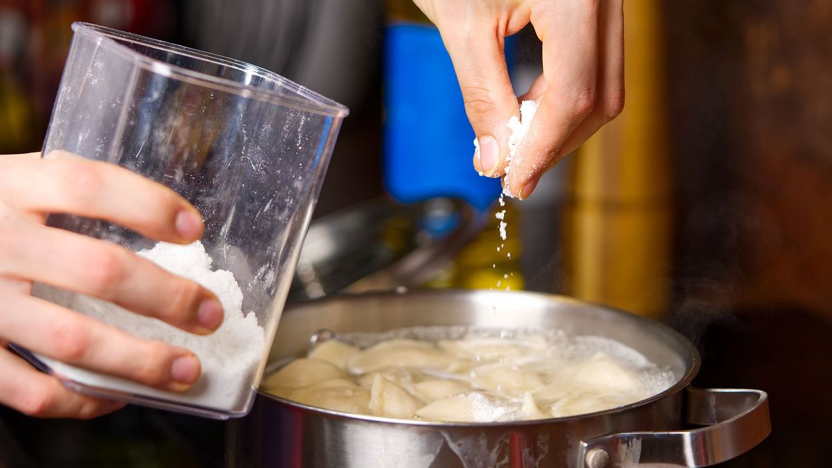 WHO sugeruje spożycie soli poniżej 5 g dziennie.