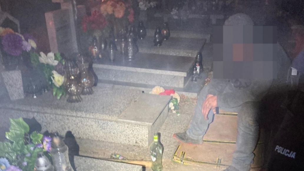 Spał na nagrobku i palił ognisko 