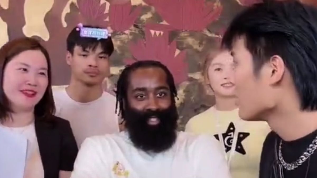 James Harden (w środku) sprzedał 10 tys. butelek wina