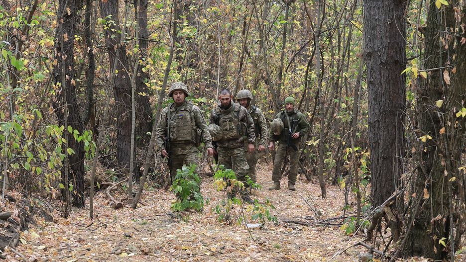 Servicemen of the newly formed 154th Separate Mechanized Brigade walk in a forest area before moving to a combat position on a frontline in the Kharkiv region, northeastern Ukraine, 09 October 2024, amid the ongoing Russian invasion. Russian troops entered Ukrainian territory on 24 February 2022, starting a conflict that has provoked destruction and a humanitarian crisis. EPA/SERGEY KOZLOV Dostawca: PAP/EPA.