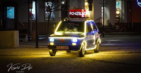 Świąteczny maluch na rynku w Margoninie