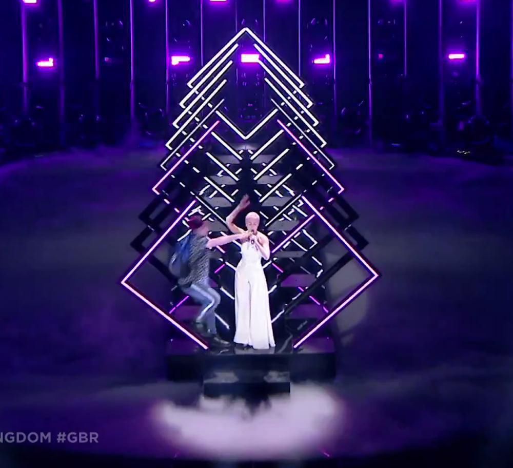 SuRie z Wielkiej Brytanii zaatakowana na scenie podczas Eurowizji 2018