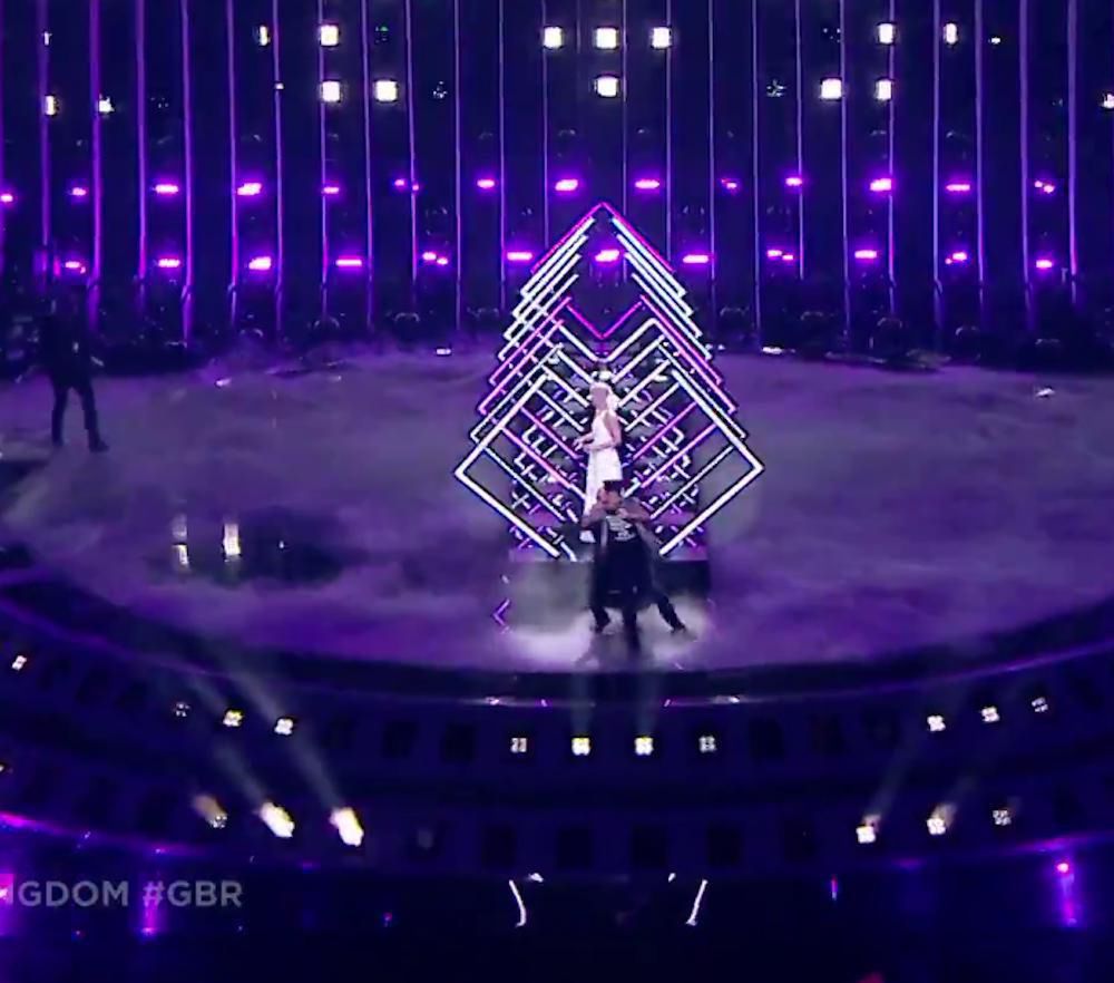 SuRie z Wielkiej Brytanii zaatakowana na scenie podczas Eurowizji 2018