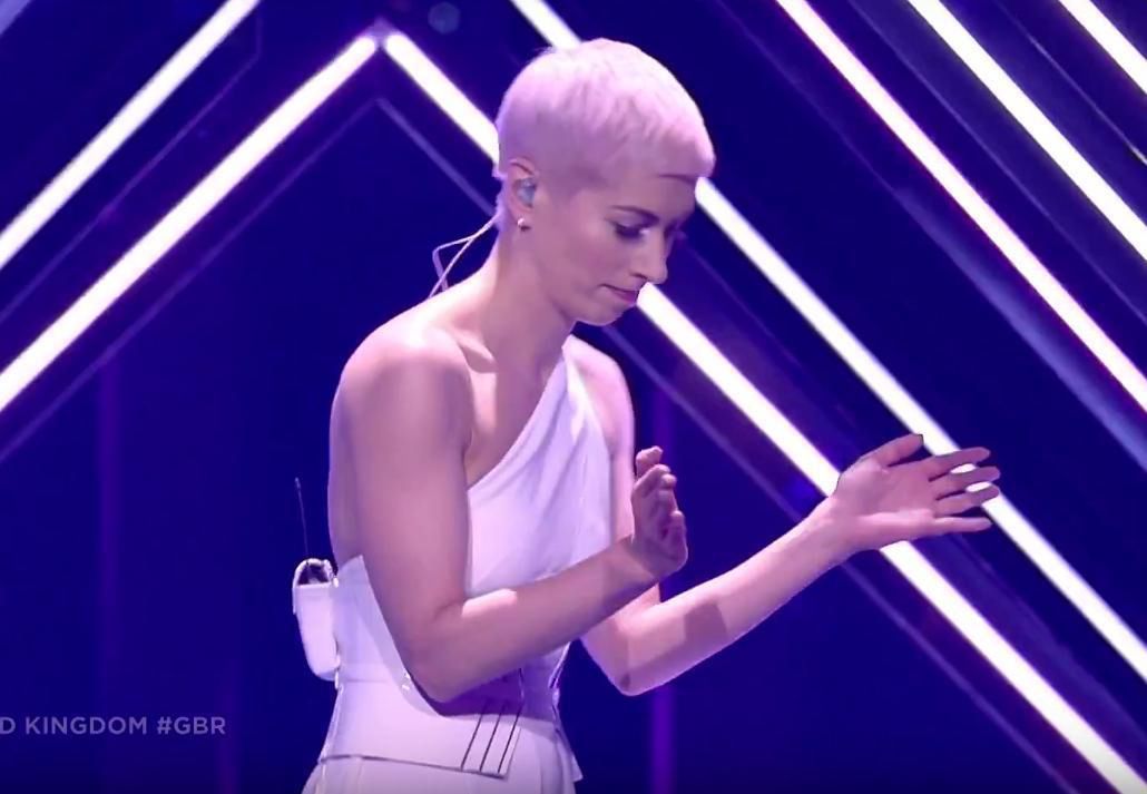 SuRie z Wielkiej Brytanii zaatakowana na scenie podczas Eurowizji 2018