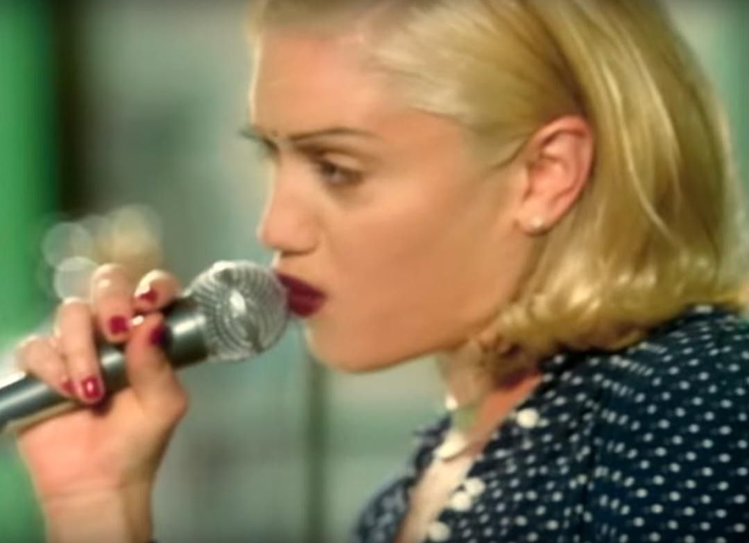 Gwen Stefani w teledysku Don't Speak w sukience w grochy