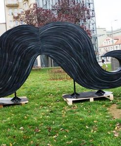 Gdynia wspiera akcję "Movember". W centrum miasta wyrosły wielkie wąsy