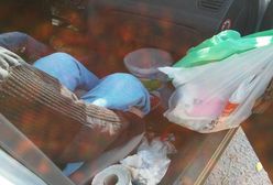 Dwoje starszych ludzi od półtora miesiąca mieszka w samochodzie