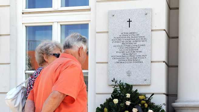 Tablicą upamiętniającą ofiary katastrofy smoleńskiej na Krakowskim Przedmieściu