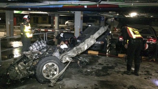 Wrak samochodu pułapki po zamachu