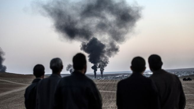 Walki w kurdyjskim Kobani na terenie Syrii widoczne z tureckiej granicy