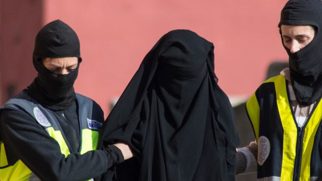 Operacja policyjna wymierzona w rzekomych rekruterów młodych kobiet, które miałyby dołączyć do dżihadystów Państwa Islamskiego w Syrii lub Iraku