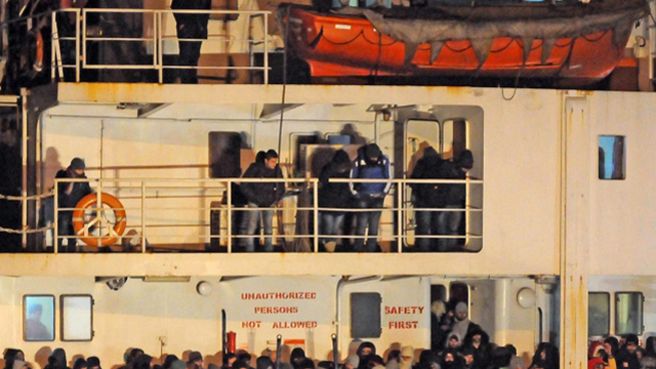 Statek z 970 imigrantami z Syrii we włoskim porcie Gallipoli