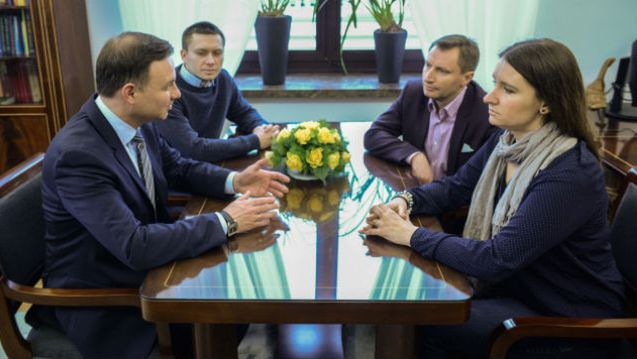 Kandydat PiS na prezydenta Andrzej Duda, podczas spotkania z Karoliną i Tomaszem Elbanowskimi oraz Krzysztofem Piotrowskim z akcji "Ratuj Maluchy i starsze dzieci też"