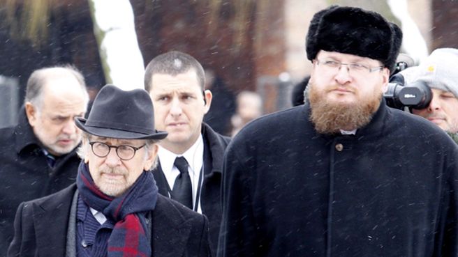 Dyrektor Muzeum Auschwitz Piotr Cywiński (z prawej) obok reżysera Stevena Spielberga