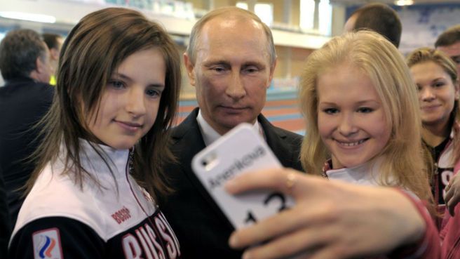 Władimir Putin z zawodniczkami rosyjskiej młodzieżowej reprezentacji olimpijskiej