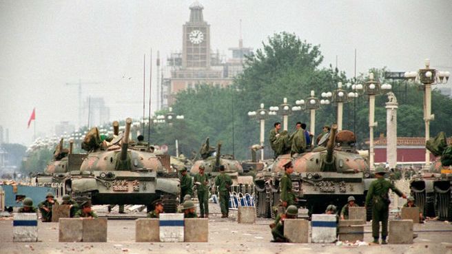 Czołgi na jednej z arterii prowadzących do placu Tiananmen w Pekinie