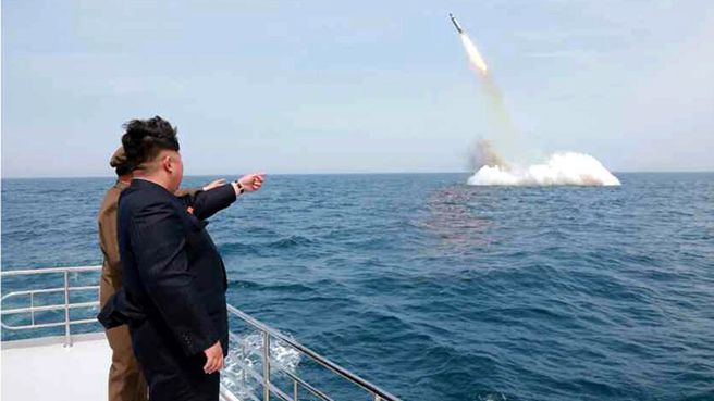 Kim Dzong Un obserwuje test nowego pocisku