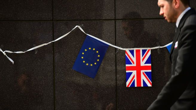 Flagi Unii Europejskiej i Wielkiej Brytanii