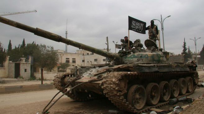 Czołg islamistycznej koalicji w Syrii w odbitym z rąk sił rządowych mieście Idlib