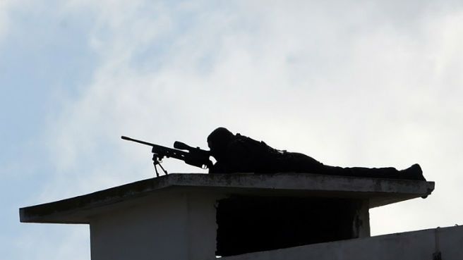 Snajper zabezpiecza marsz przeciwko ekstremistom w Tunisie