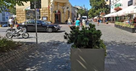 Tak chcą zatrzymać rajdowców. Na sopockim deptaku stanęły donice