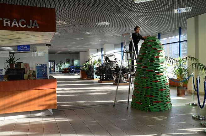 W Bibliotece Śląskiej powstała choinka z 1,6 tys. książek