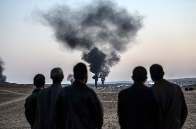 Walki w kurdyjskim Kobani na terenie Syrii widoczne z tureckiej granicy