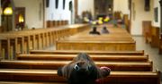 W Kościele katolickim ciągle spada liczba praktykujących wiernych