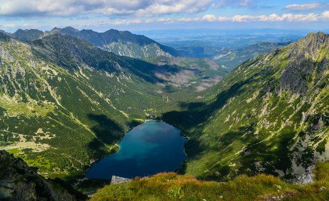 Nieodpowiedzialni turyści ciągle kąpią się w Morskim Oku. Trzeba postawić tabliczki?