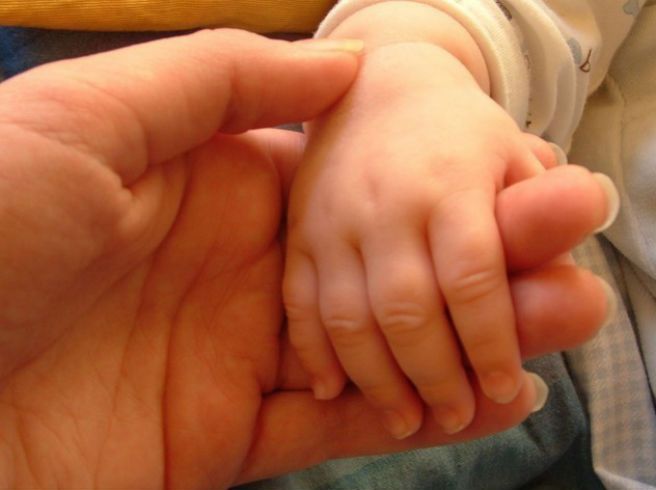 Tragedia w okolicach Żar: nie żyje niemowlę. Rodzice przydusili je podczas snu?