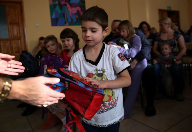 Dzieci ewakuowane z Donbasu idą w poniedziałek do polskich szkół
