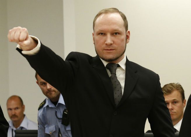 Służba więzienna alarmuje: Breivik buduje zza krat siatkę terrorystyczną