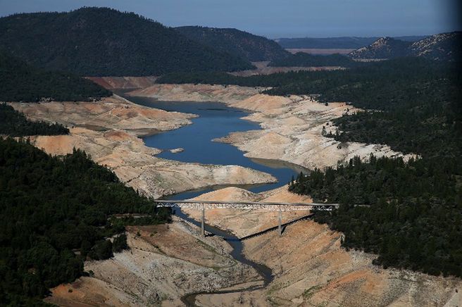Kalifornia walczy z potężną suszą. Koniec "ery zielonych trawników"?