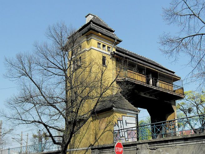 Z panoramy Gdańska może zniknąć zabytkowa nastawnia kolejowa