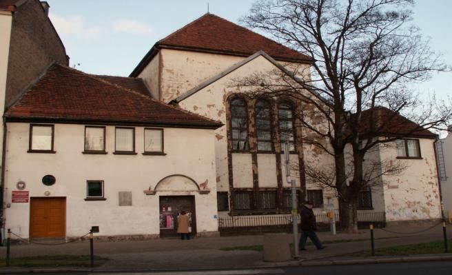 Gdańscy policjanci zatrzymali 31-latka. Rozbierając się, próbował wejść do synagogi i ubliżał znajdującym się w środku kobietom