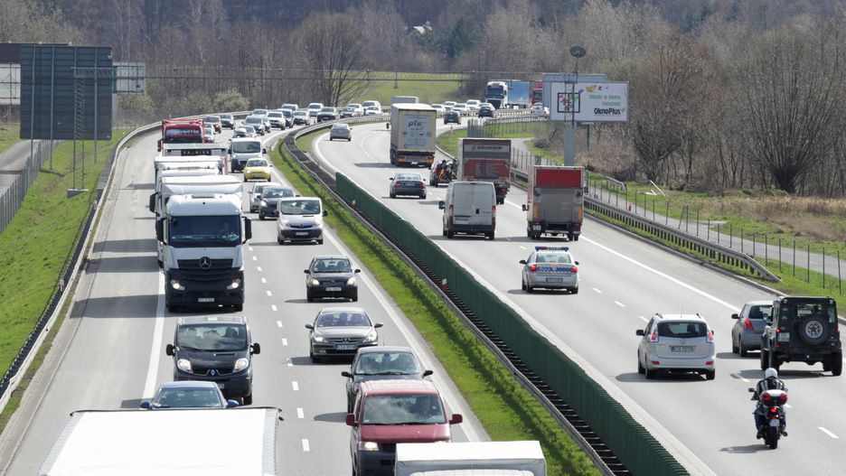 Podłęże. 89-latek jechał autostradą A4 pod prąd powodując wypadek