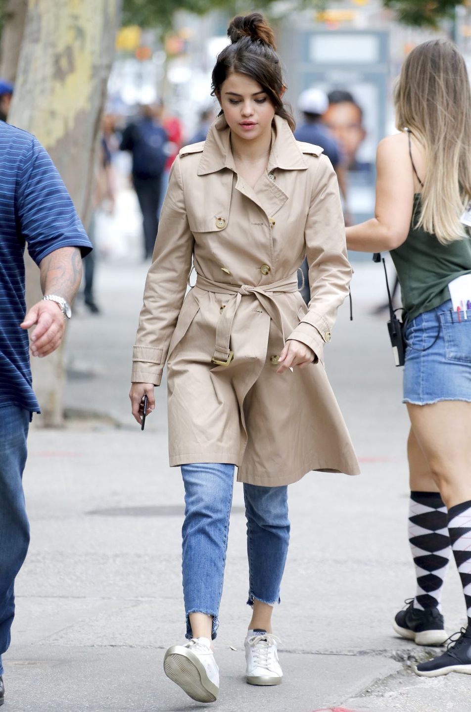 Selena Gomez sur le tournage du nouveau film de W. Allen dans le quartier de soho a New York, le 21 septembre 2017 Actress/Singer Selena Gomez is walking on set of her new movie and stoping by a baby to take a picture with him in Soho, New York, NY on September 21, 2017.