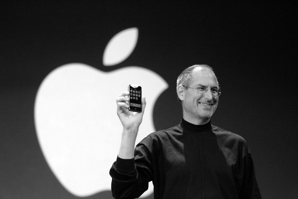 Steve Jobs prezentuje iPhone'a