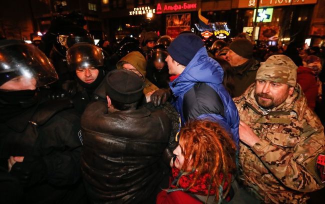 Przepychanki z policją podczas trzeciej rocznicy Majdanu w Kijowie