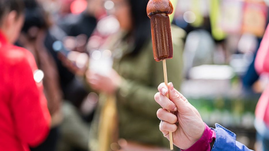 Babcia zabrała wnuki do sklepu ze słodyczami. A w środku męskie genitalia!