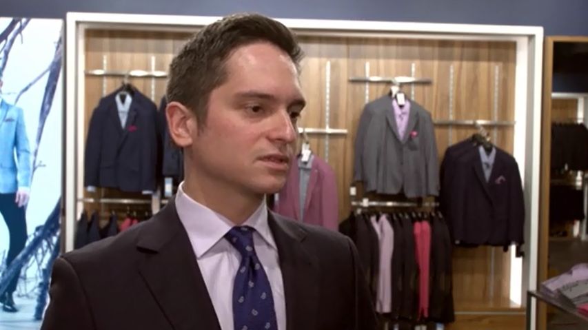 Elegancki mężczyzna powinien mieć ubrania bazowe, które pozwolą mu tworzyć modne zestawy 