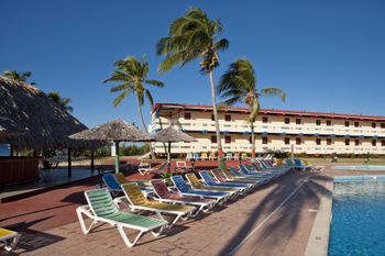 Ewakuowali setki turystów. Coraz więcej hoteli zamkniętych